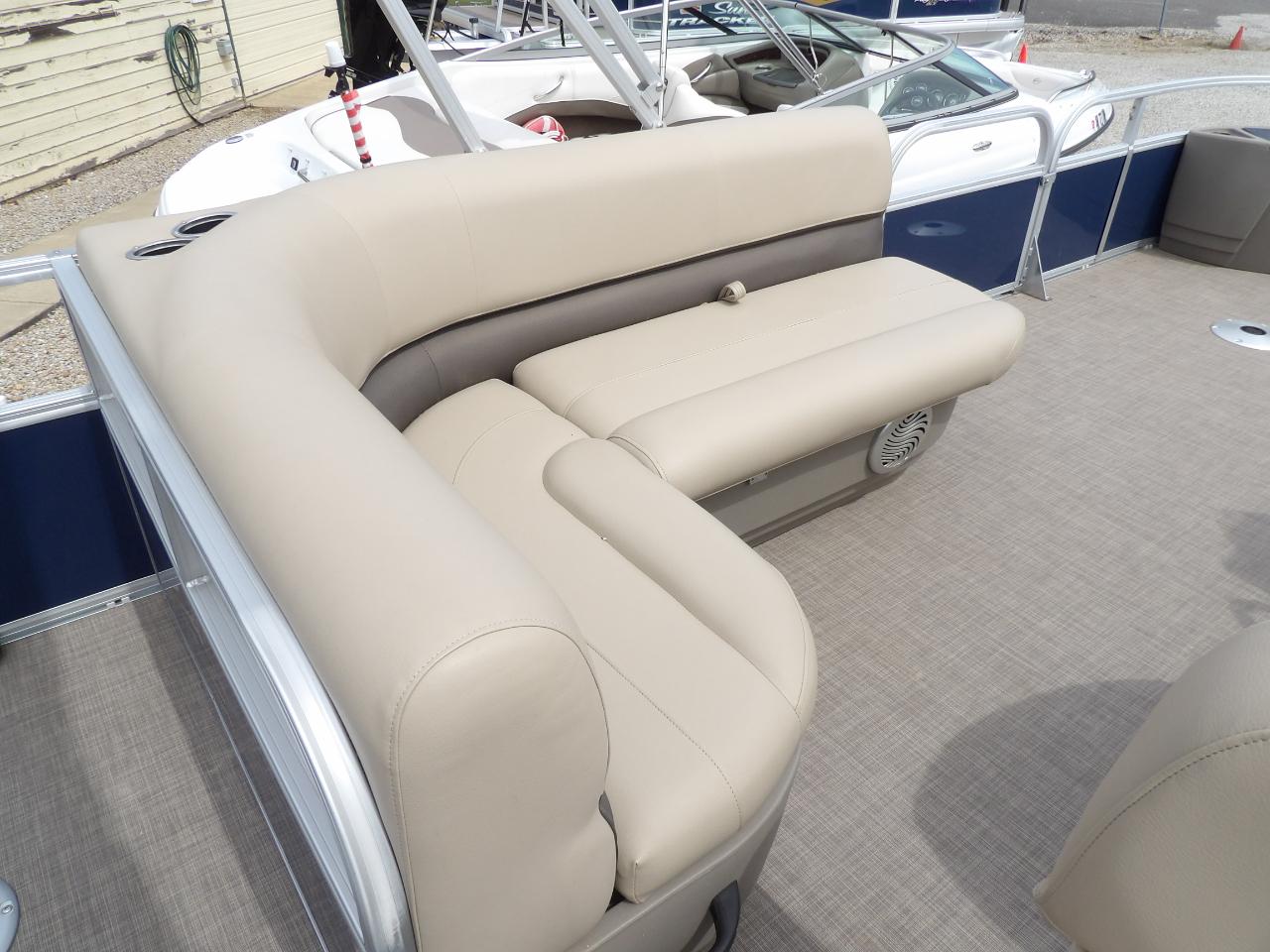Sun Tracker Party Barge 18 DLX  2023
