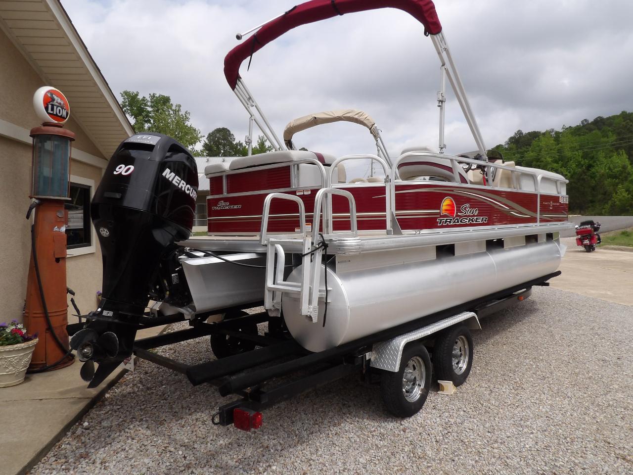 Sun Tracker Party Barge 22 DLX  2012