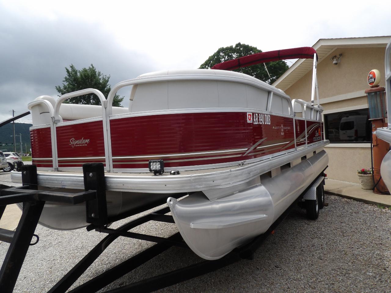 Sun Tracker Party Barge 22 DLX  2012