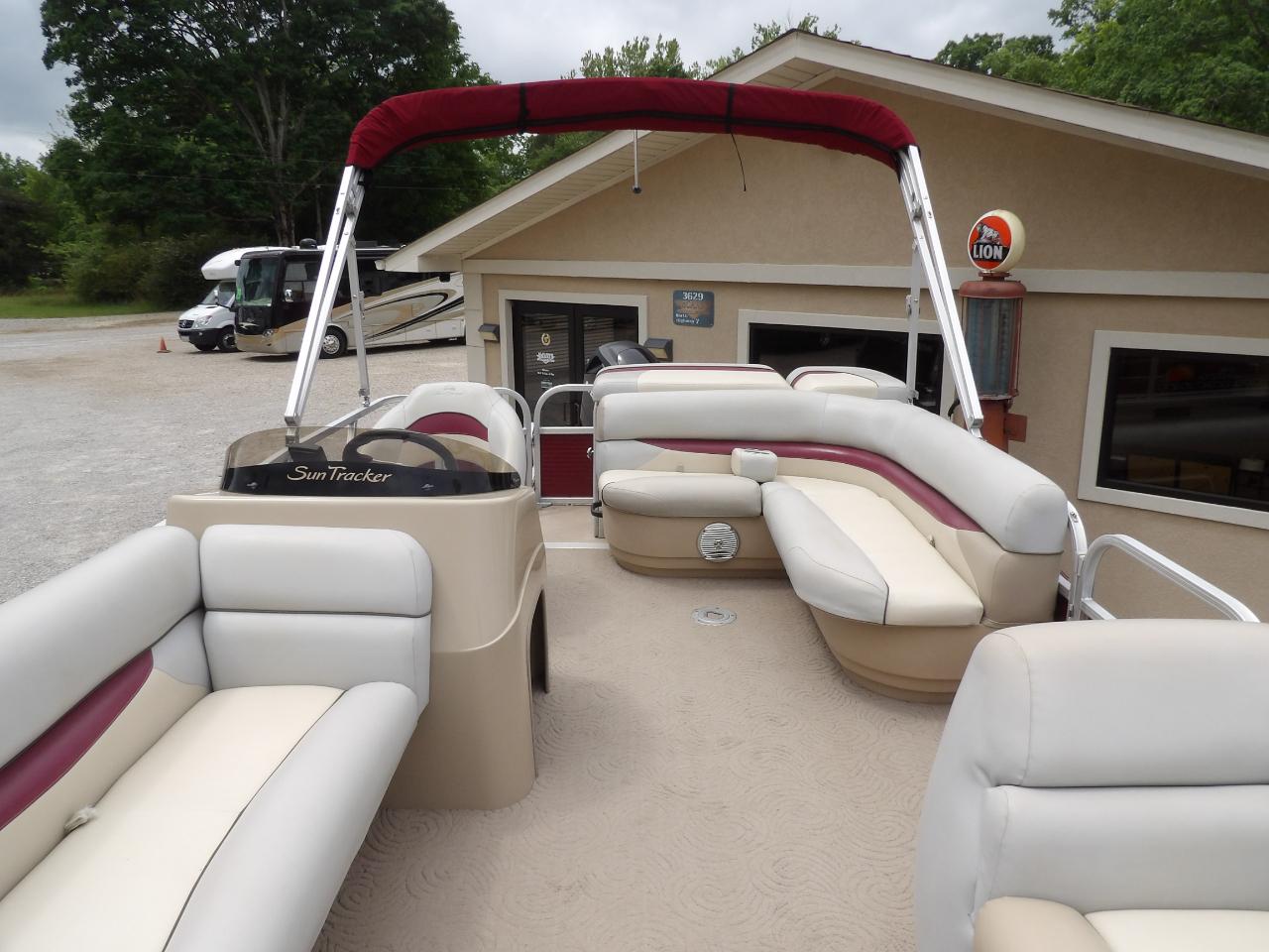 Sun Tracker Party Barge 22 DLX  2012