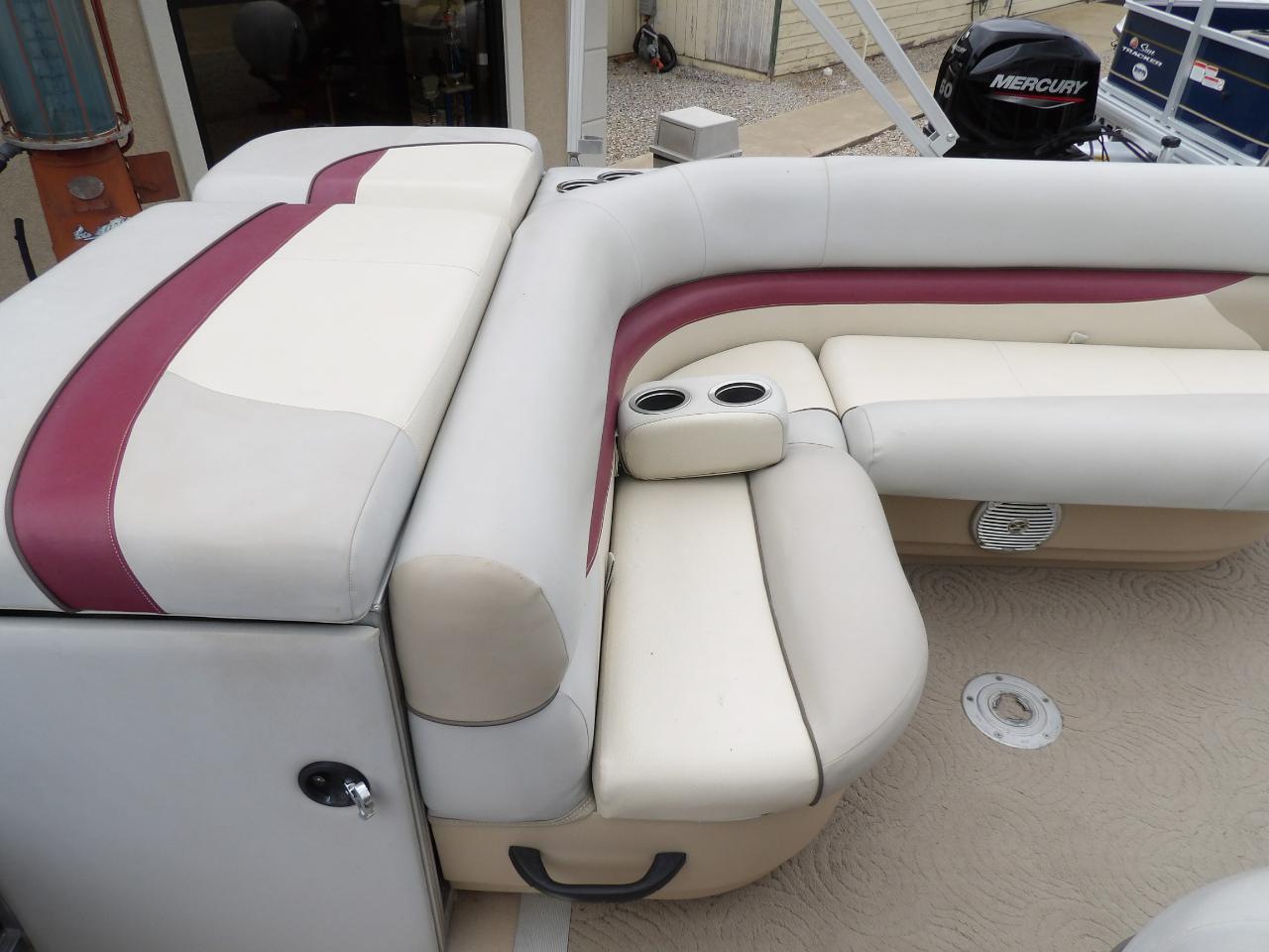 Sun Tracker Party Barge 22 DLX  2012