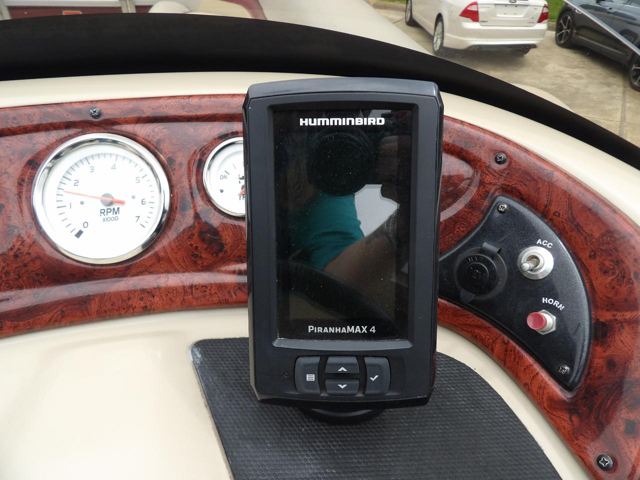 Sun Tracker Party Barge 22 DLX  2012