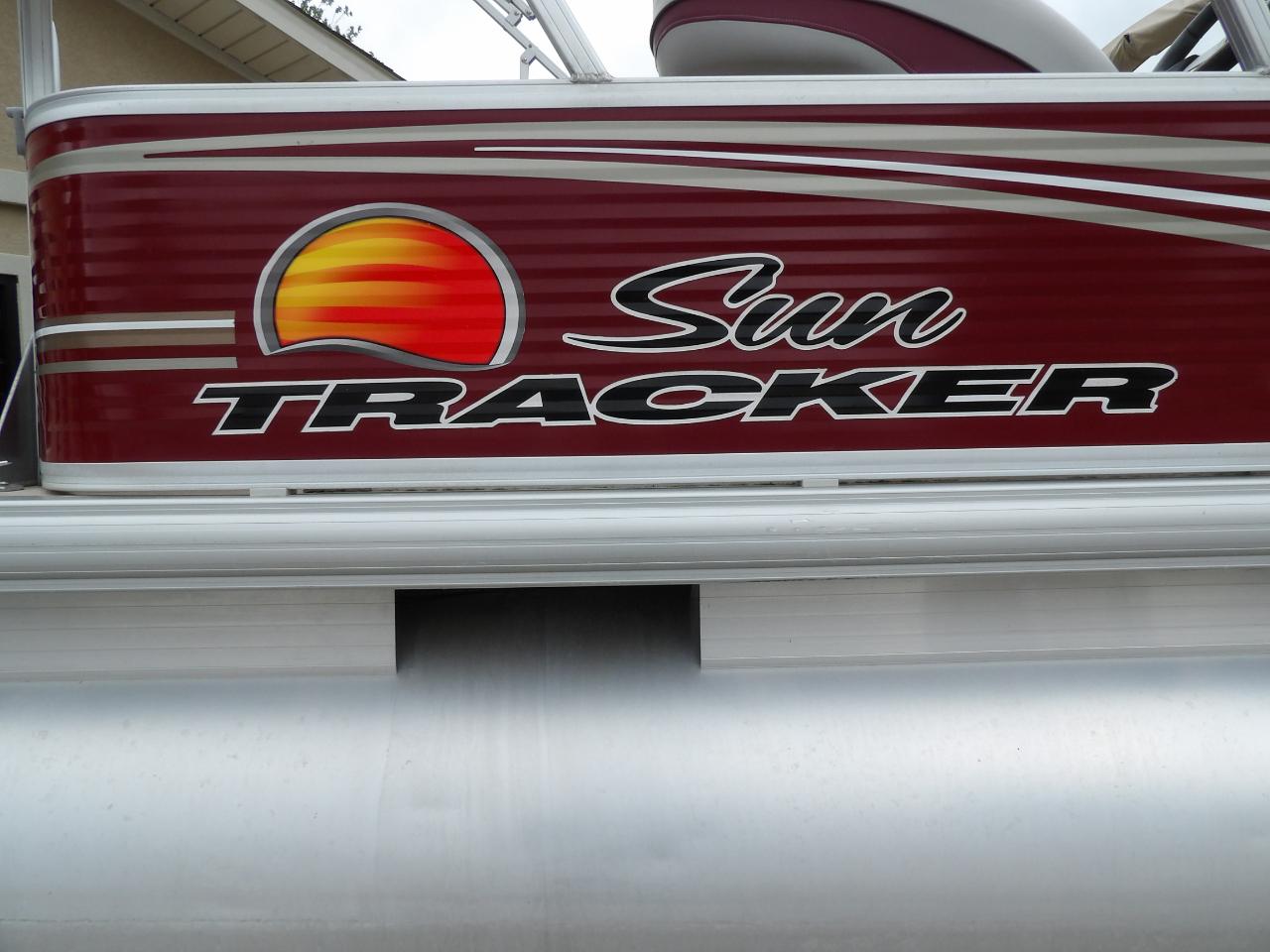 Sun Tracker Party Barge 22 DLX  2012