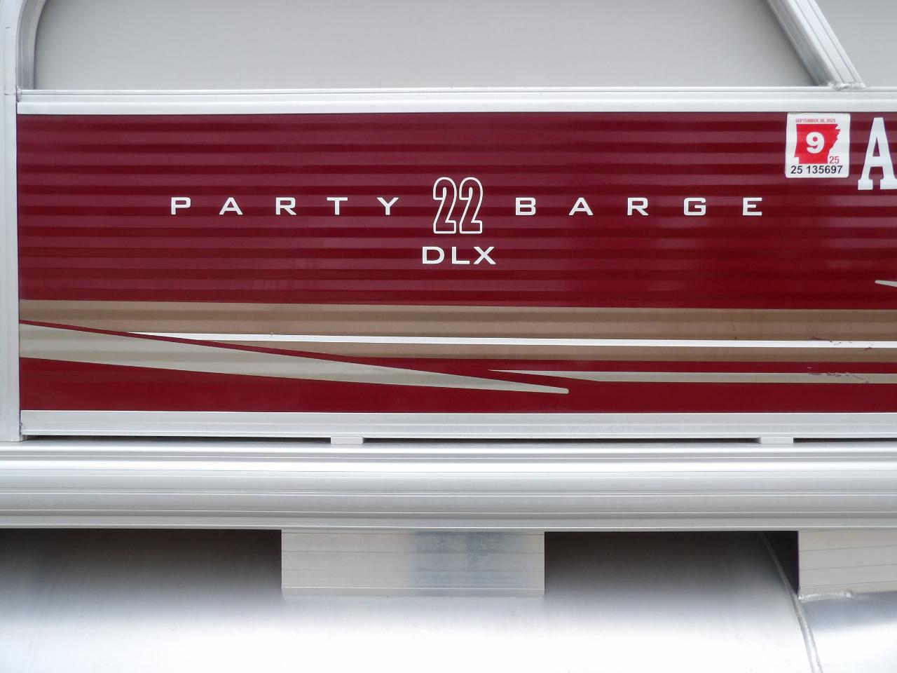 Sun Tracker Party Barge 22 DLX  2012