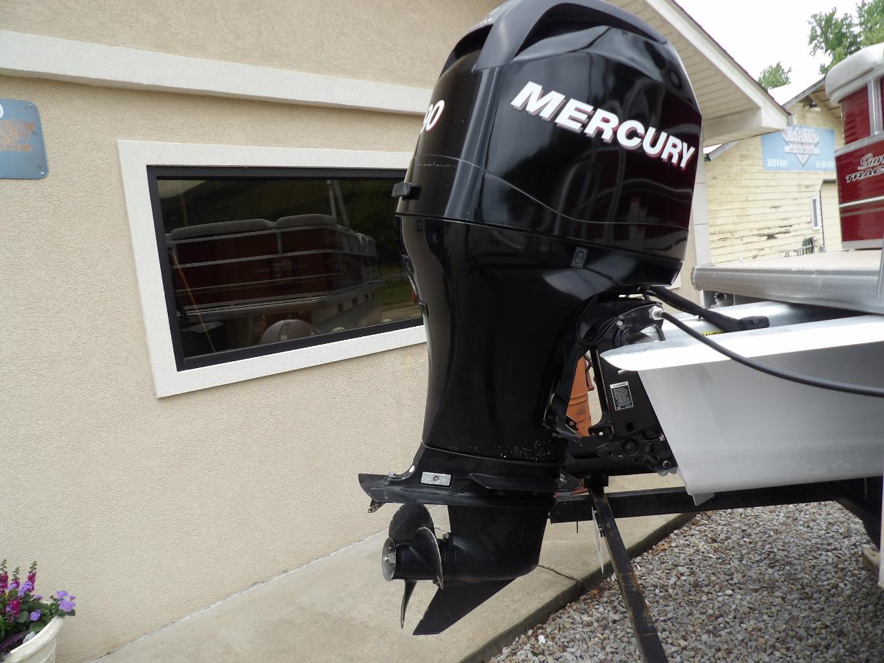 Sun Tracker Party Barge 22 DLX  2012