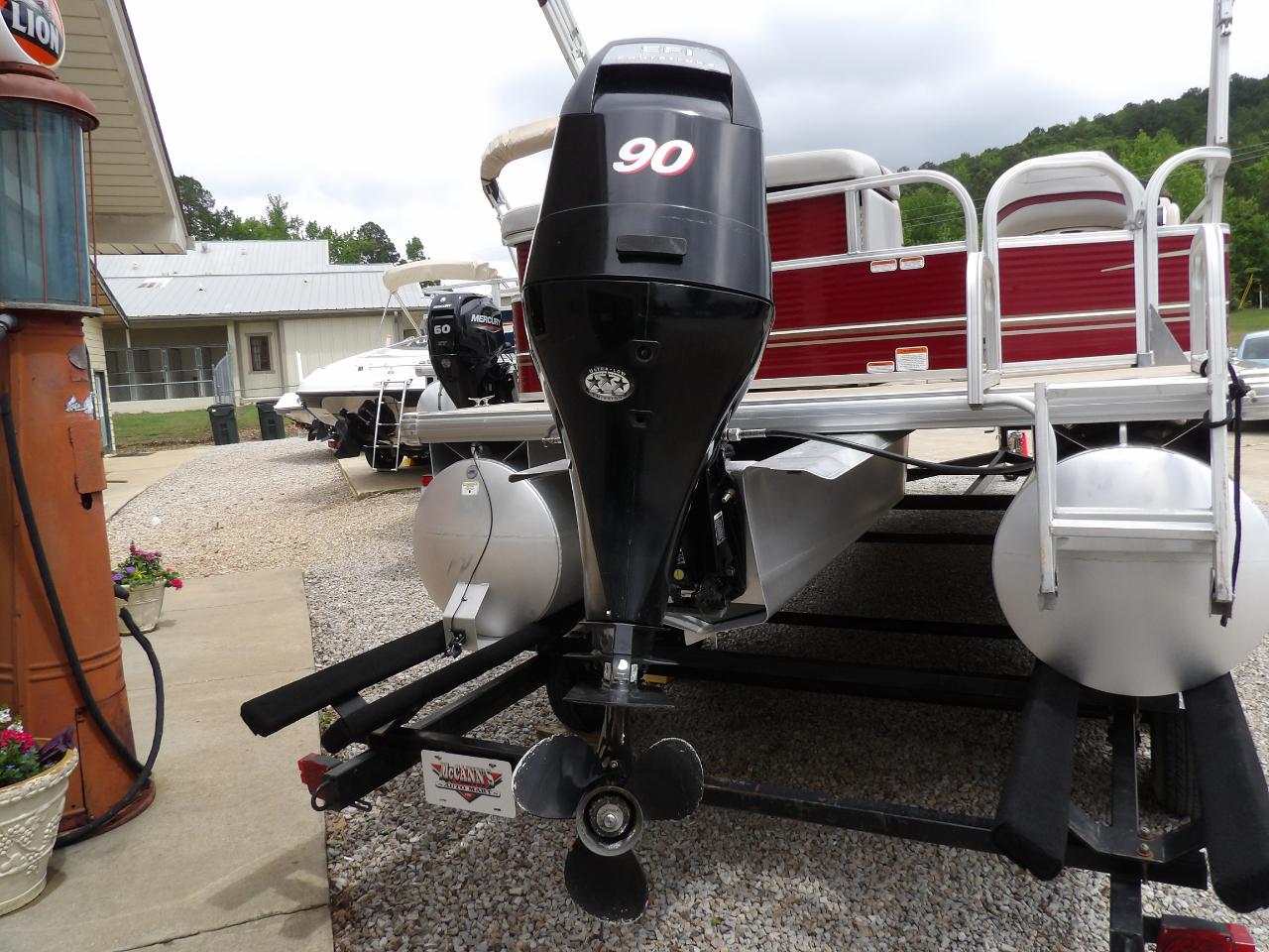 Sun Tracker Party Barge 22 DLX  2012