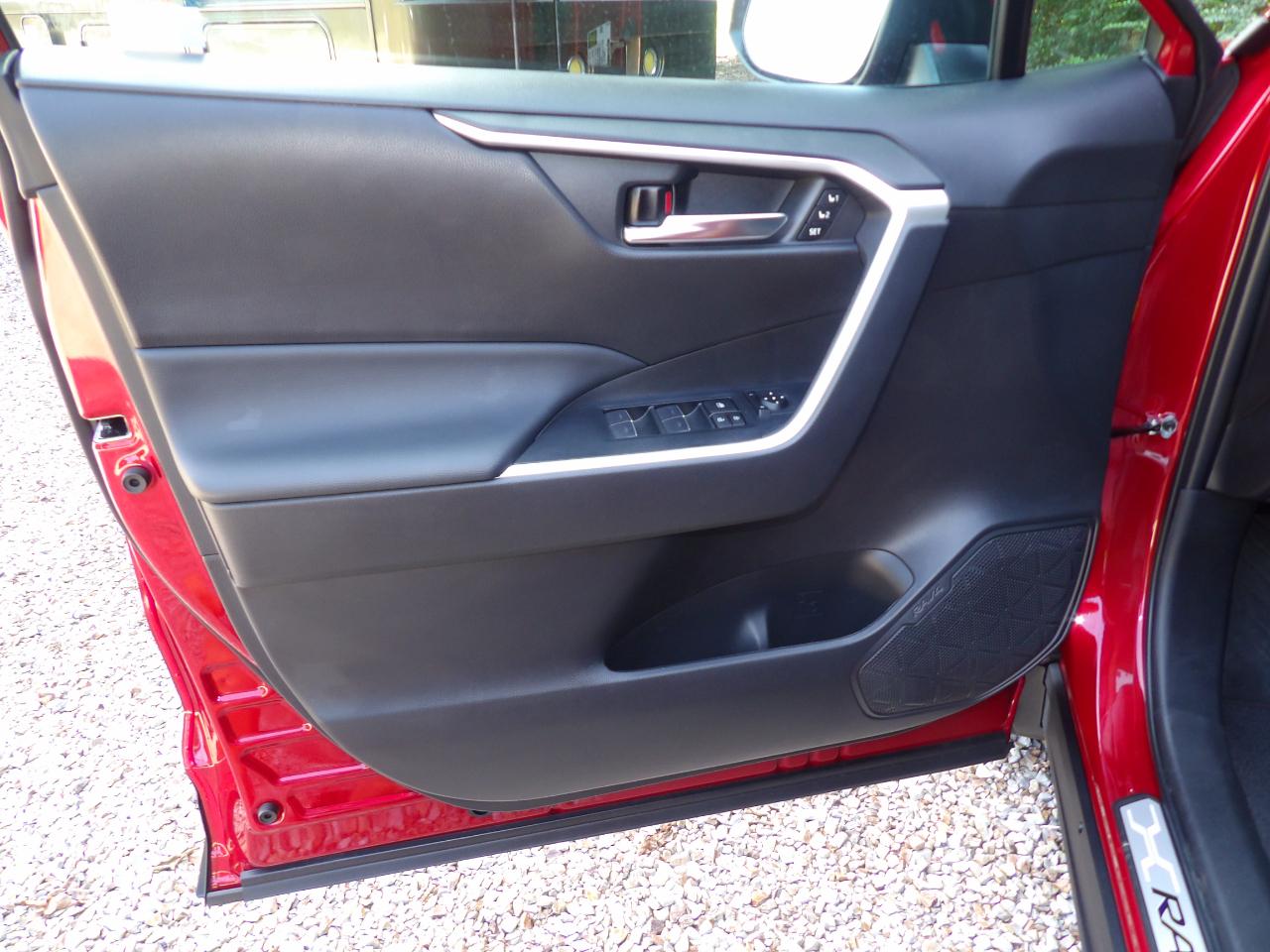 Toyota RAV4 XLE Premium FWD (Natl) 2024