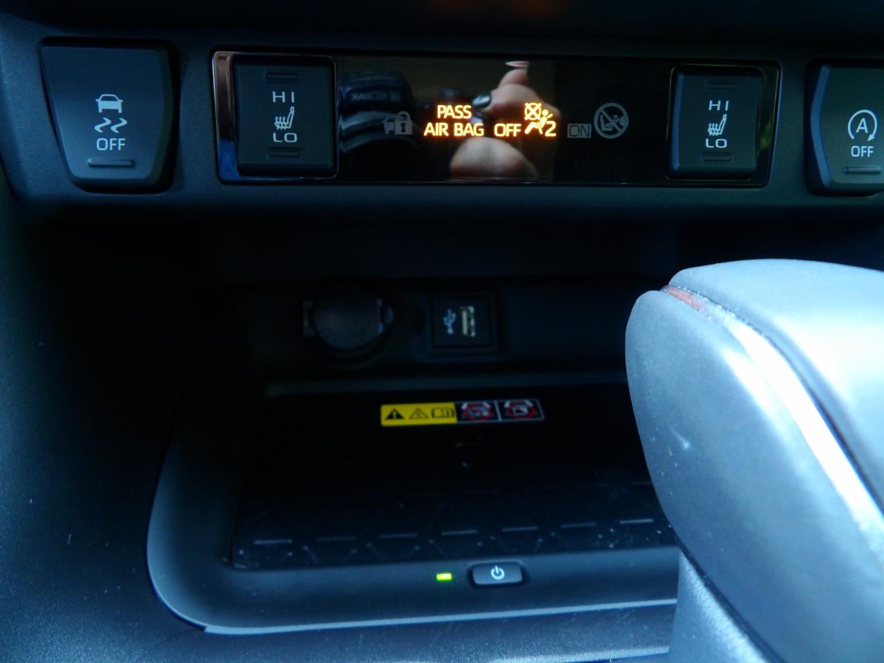 Toyota RAV4 XLE Premium FWD (Natl) 2024