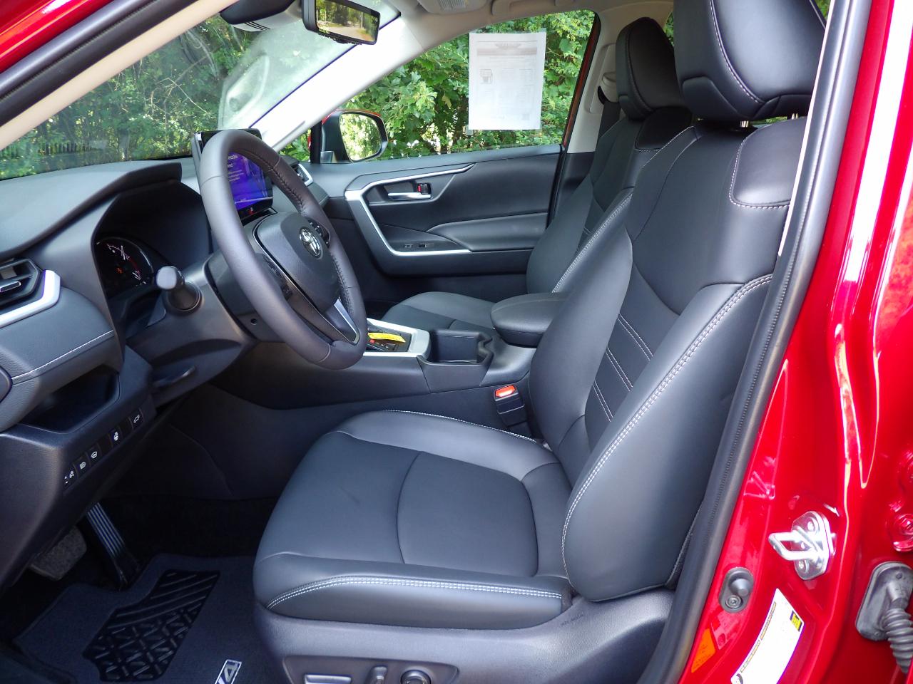 Toyota RAV4 XLE Premium FWD (Natl) 2024