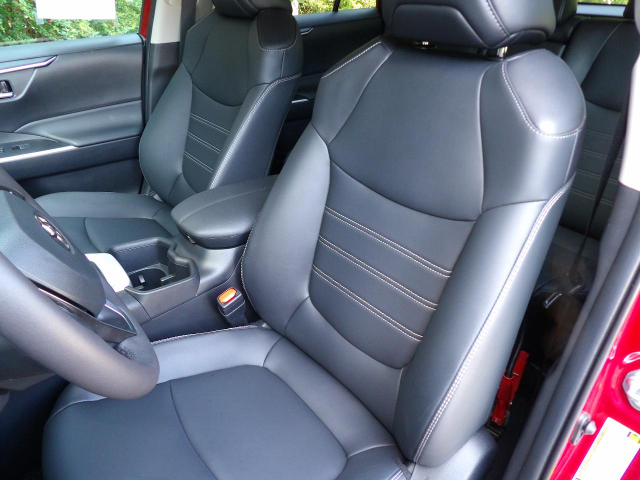 Toyota RAV4 XLE Premium FWD (Natl) 2024
