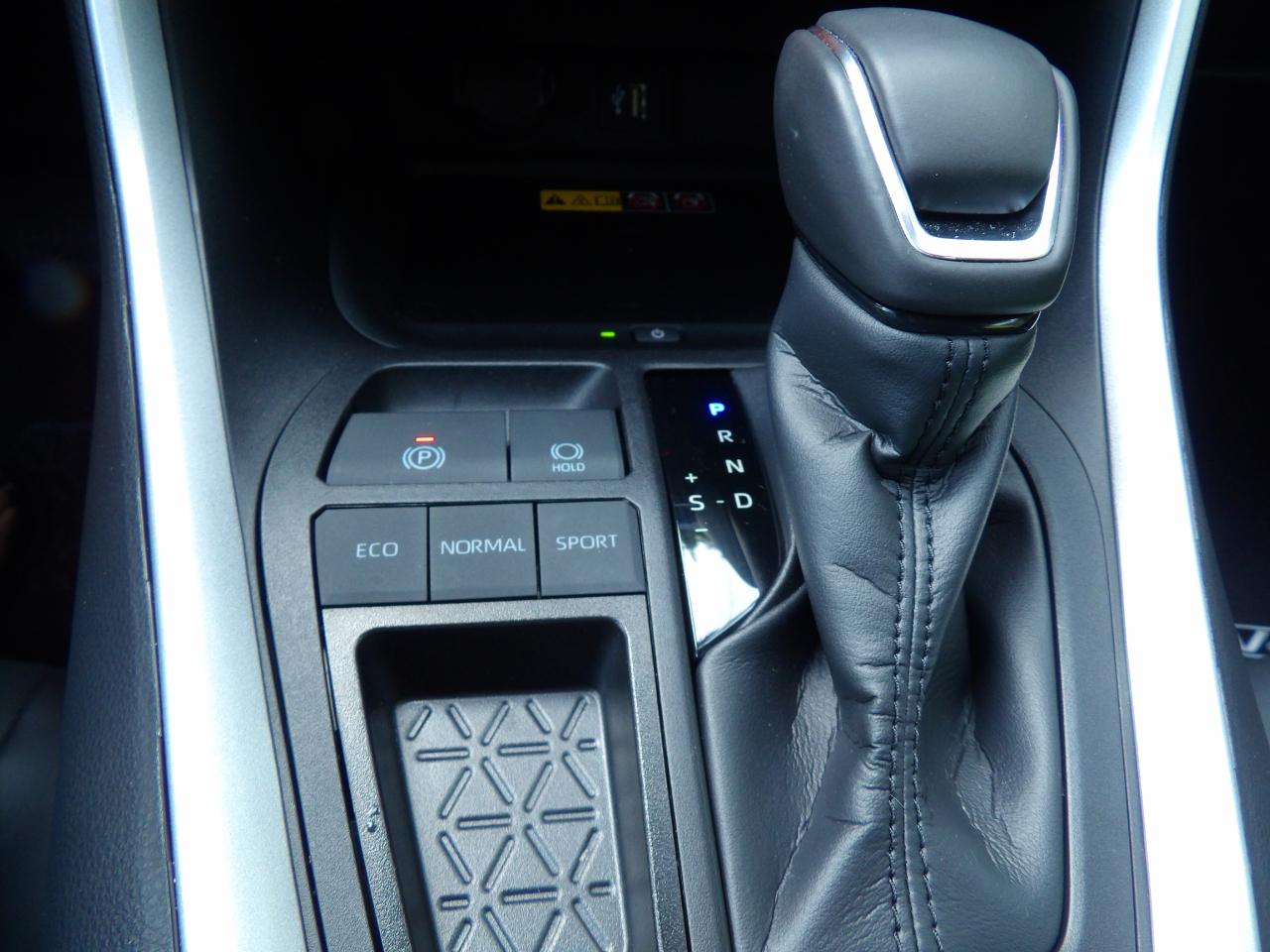 Toyota RAV4 XLE Premium FWD (Natl) 2024