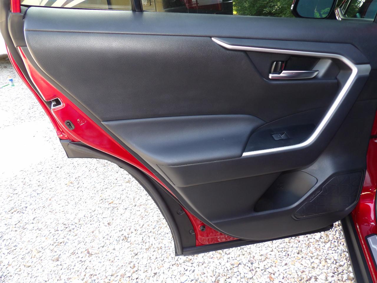 Toyota RAV4 XLE Premium FWD (Natl) 2024