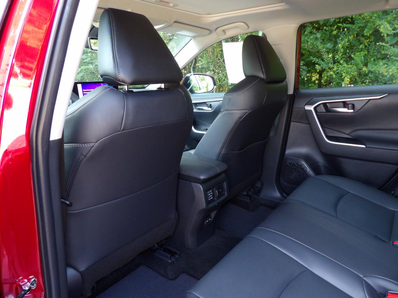 Toyota RAV4 XLE Premium FWD (Natl) 2024