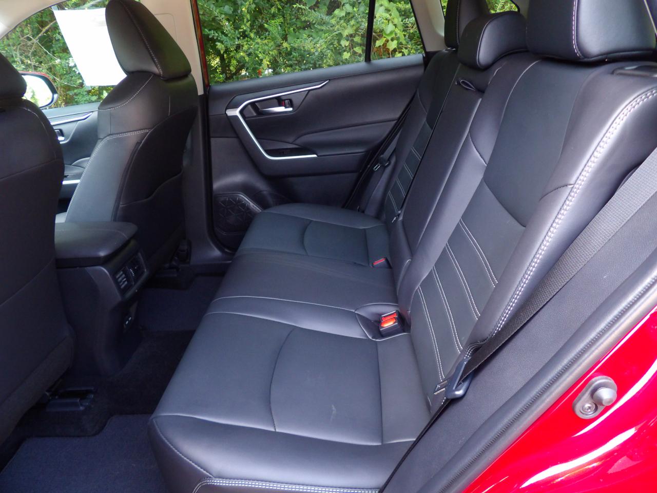 Toyota RAV4 XLE Premium FWD (Natl) 2024