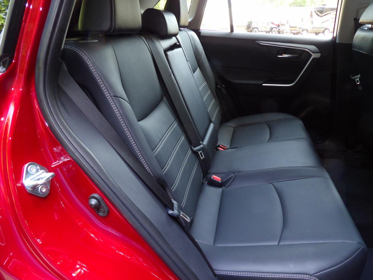 Toyota RAV4 XLE Premium FWD (Natl) 2024
