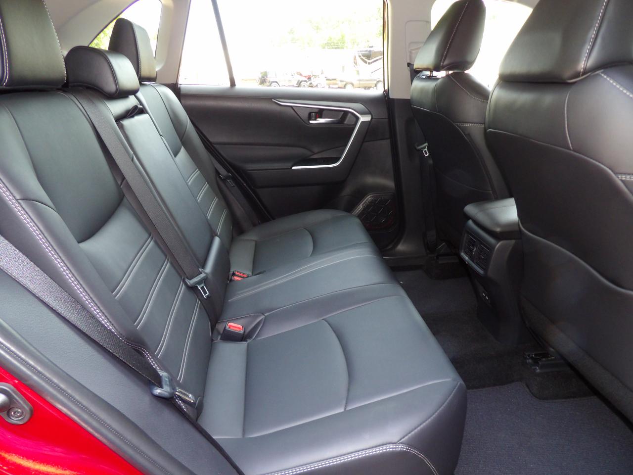 Toyota RAV4 XLE Premium FWD (Natl) 2024