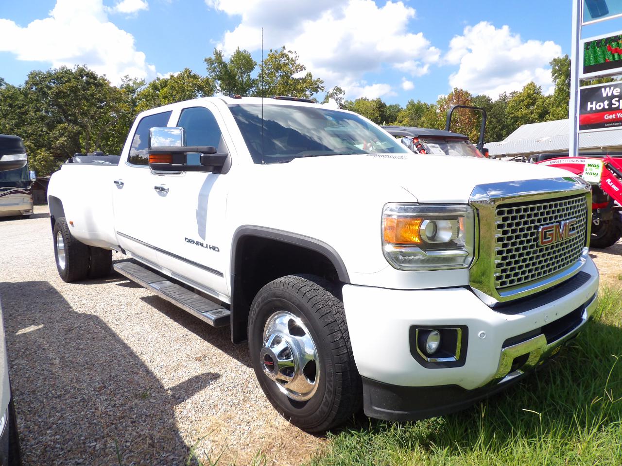 2016 GMC Sierra 3500HD 4WD Crew Cab Denali Package w/2016 Lifestyle RV