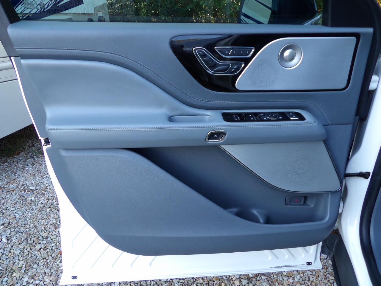 Lincoln Aviator photo 14