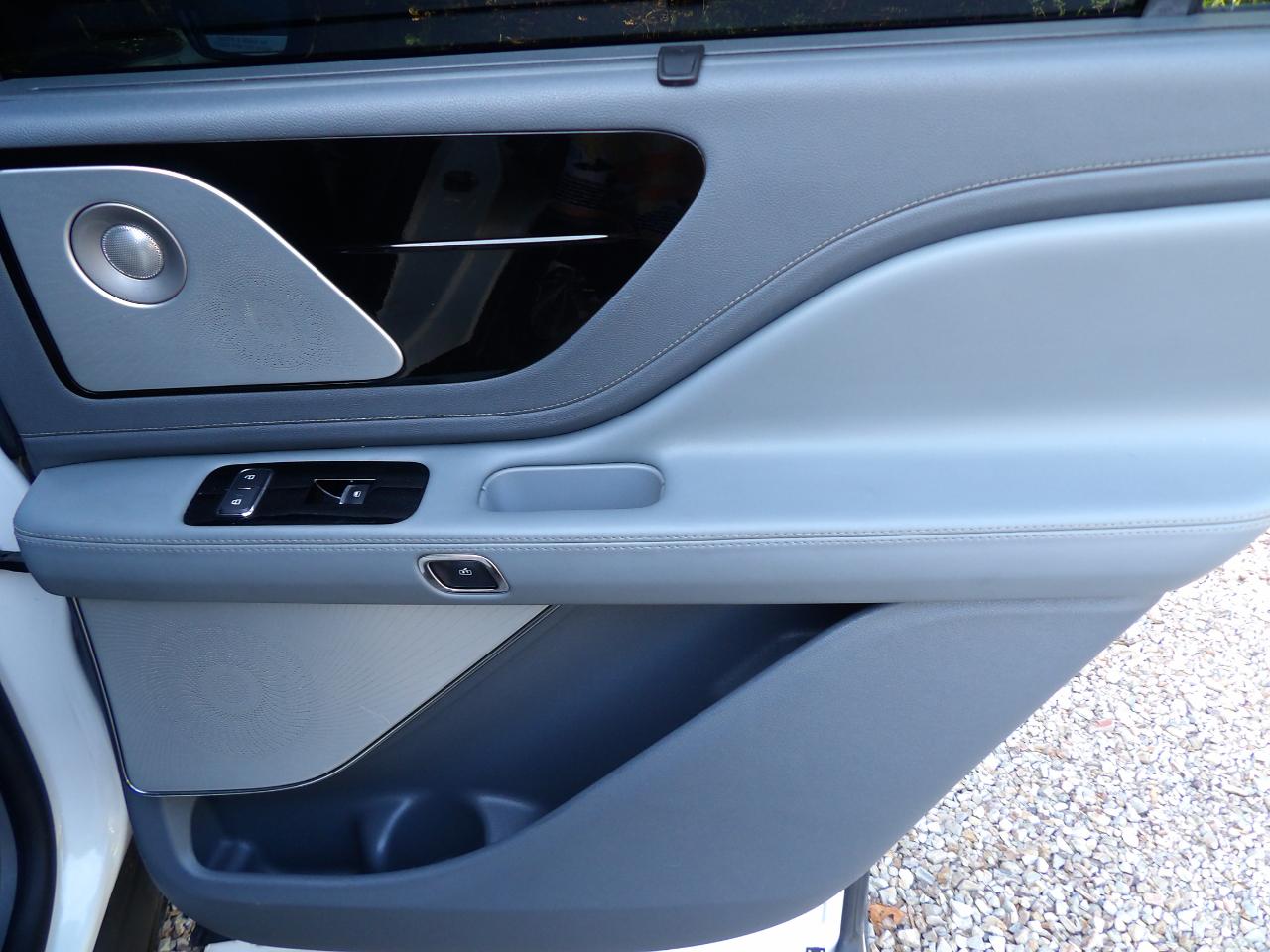 Lincoln Aviator photo 47