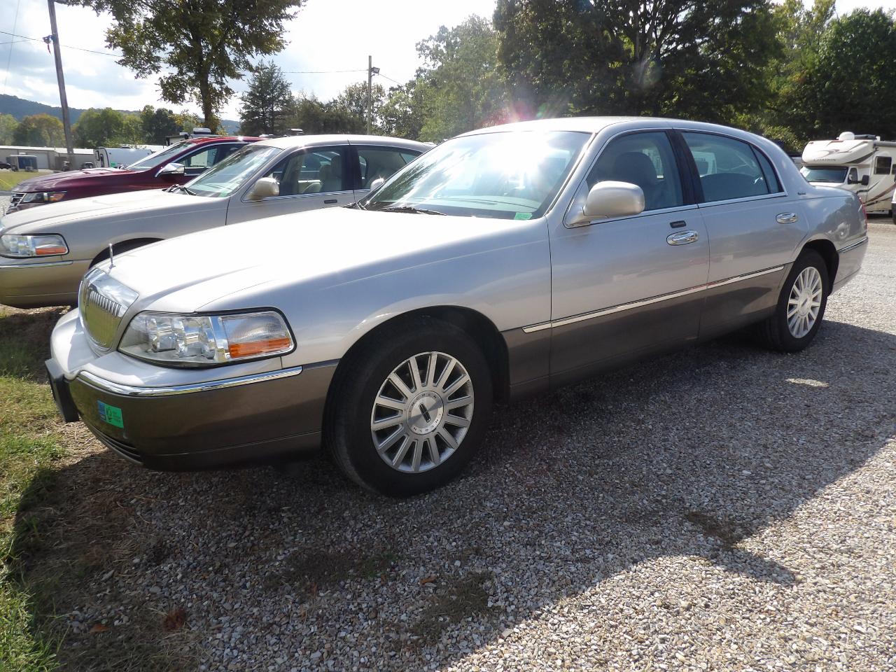 2003 Lincoln Town Car 4dr Sdn Signature