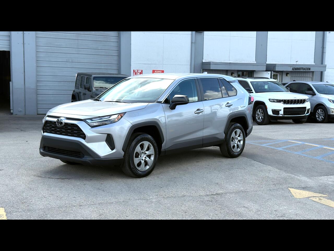 Toyota RAV4 LE FWD (Natl) 2023