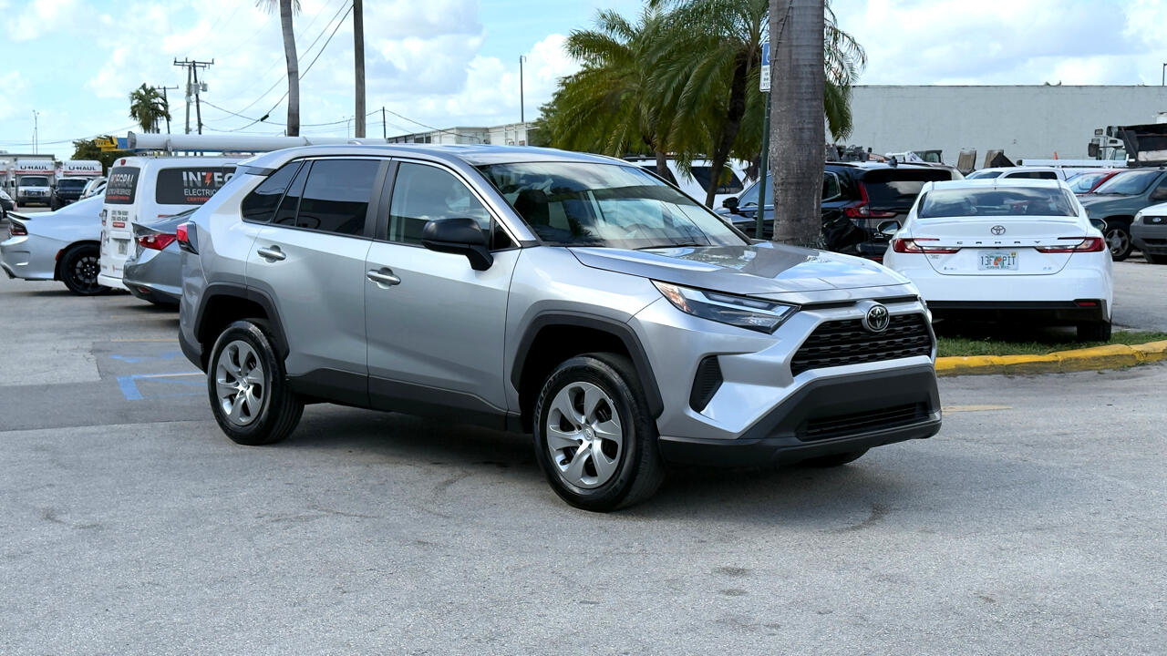 Toyota RAV4 LE FWD (Natl) 2023