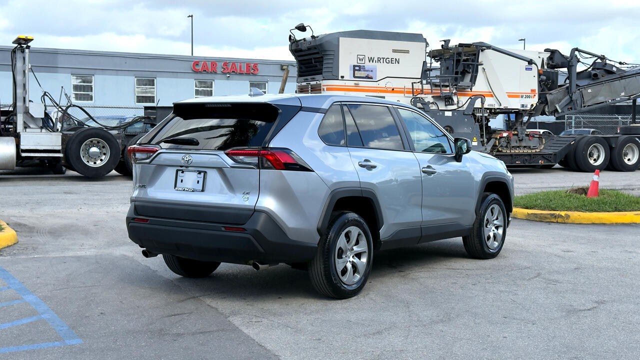 Toyota RAV4 LE FWD (Natl) 2023
