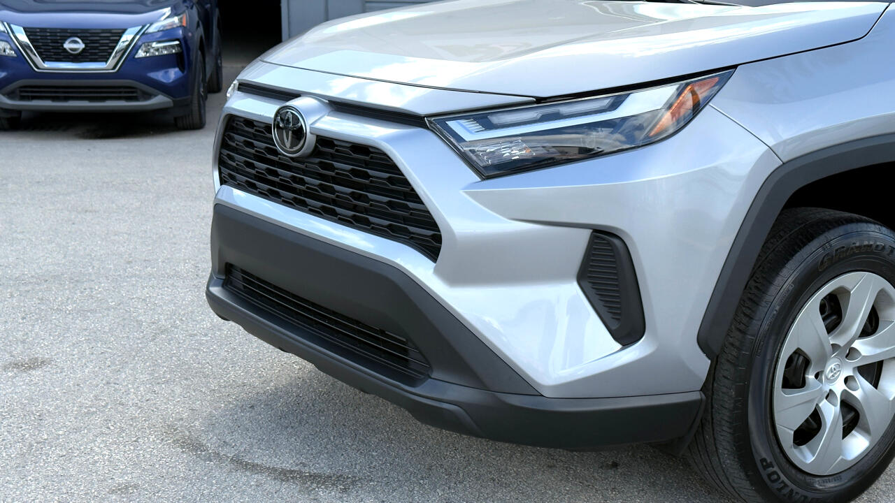 Toyota RAV4 LE FWD (Natl) 2023