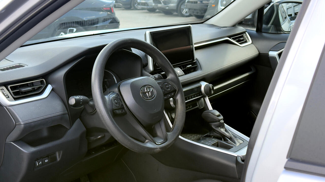 Toyota RAV4 LE FWD (Natl) 2023