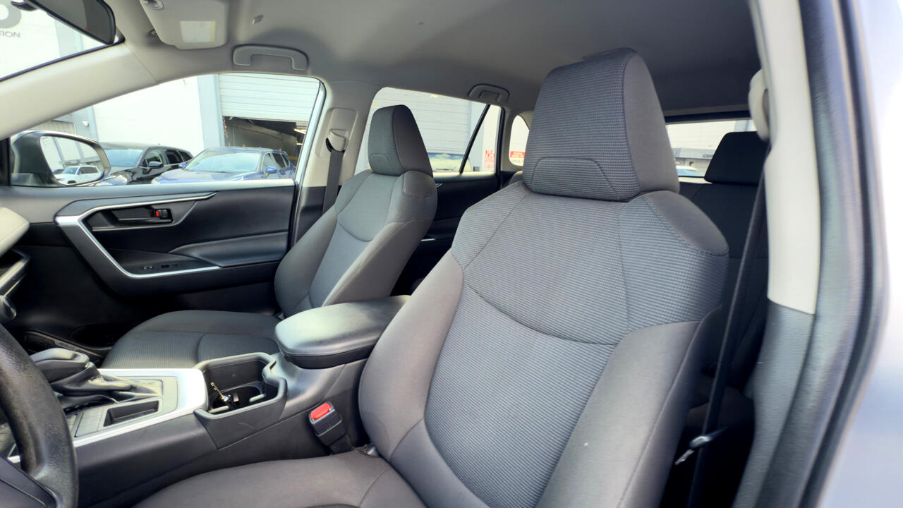 Toyota RAV4 LE FWD (Natl) 2023