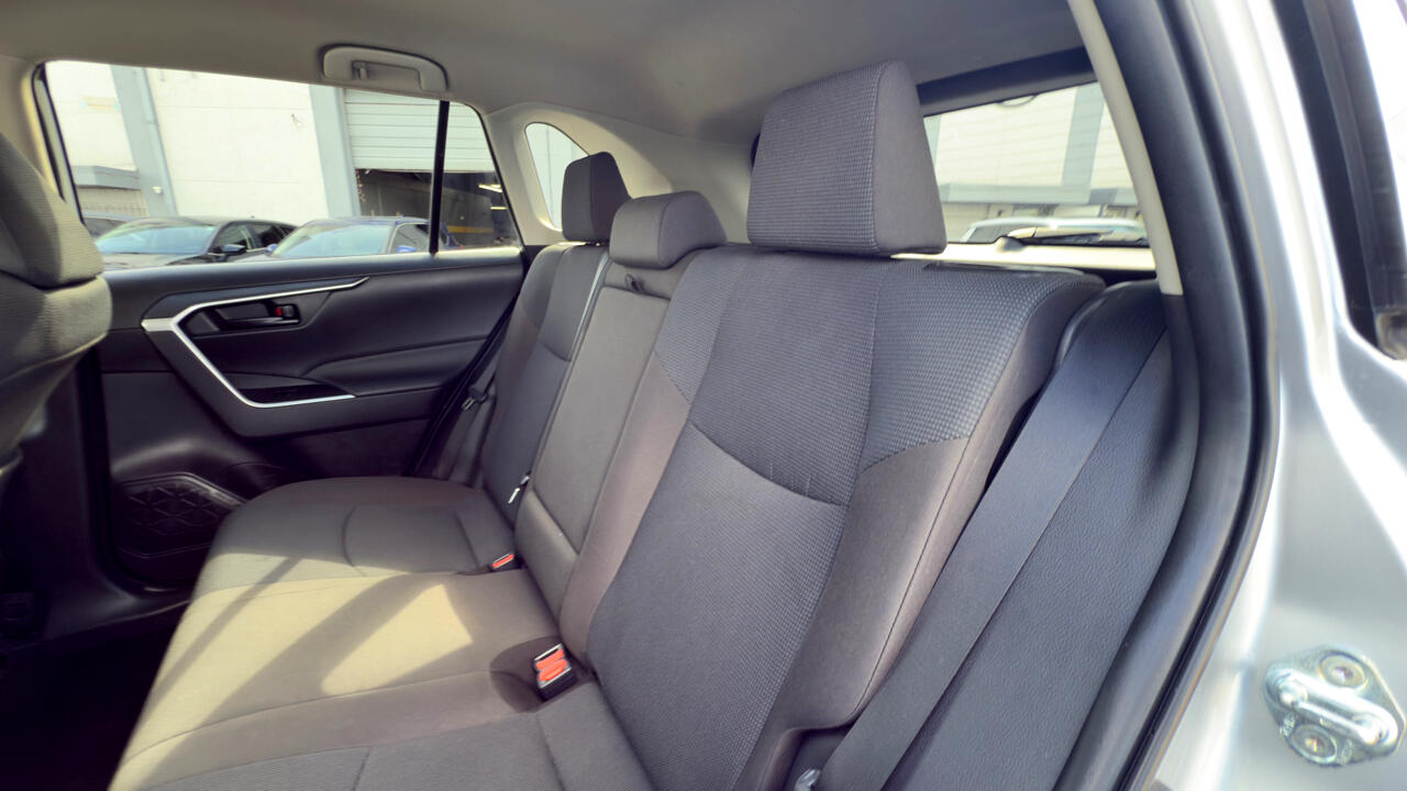 Toyota RAV4 LE FWD (Natl) 2023