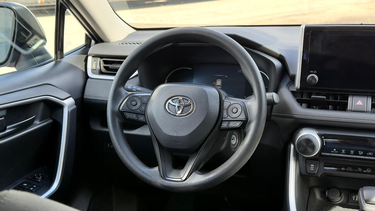 Toyota RAV4 LE FWD (Natl) 2023