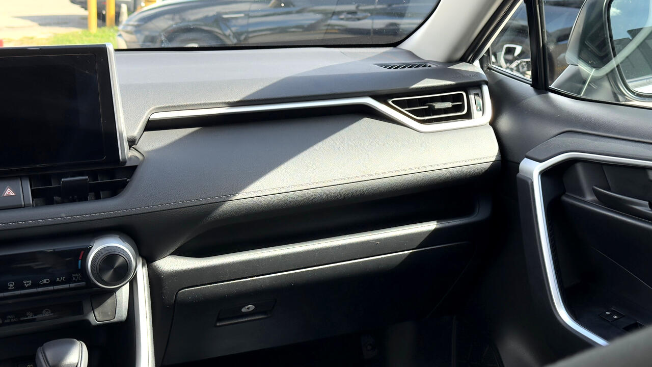 Toyota RAV4 LE FWD (Natl) 2023