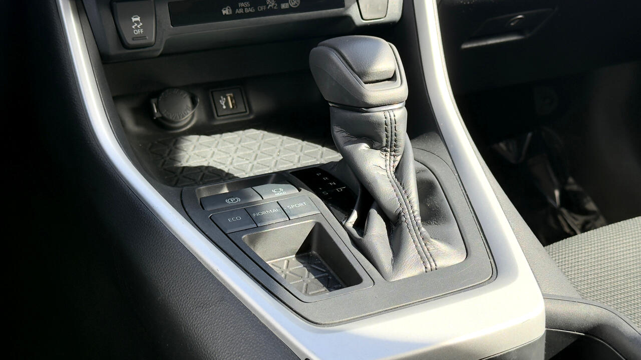 Toyota RAV4 LE FWD (Natl) 2023