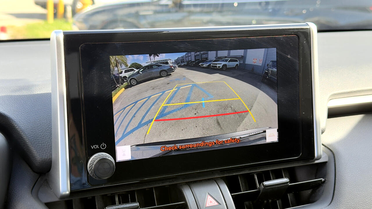 Toyota RAV4 LE FWD (Natl) 2023