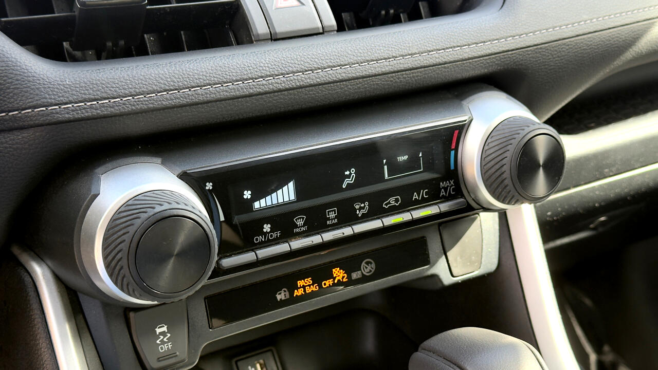 Toyota RAV4 LE FWD (Natl) 2023