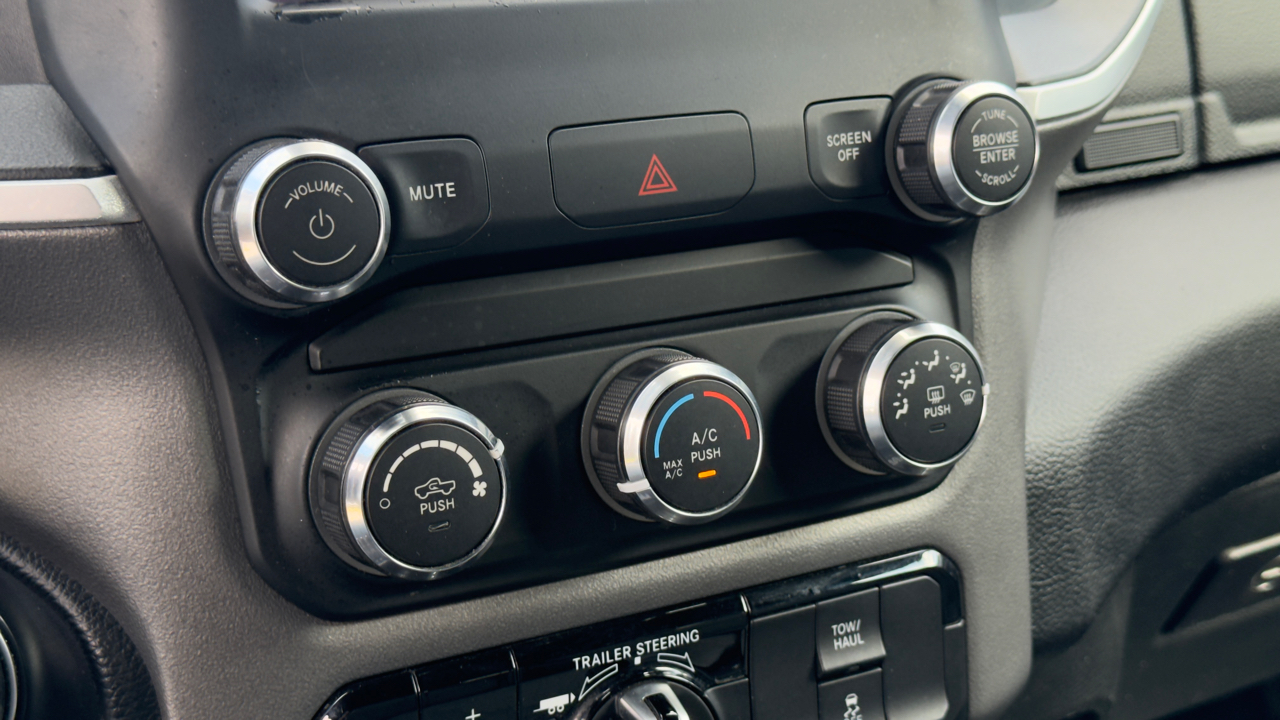 RAM 1500 Big Horn 4x2 Quad Cab 6'4" Box 2021