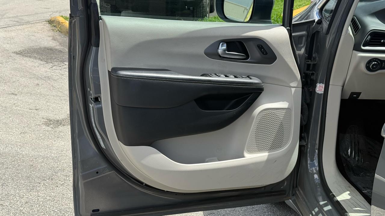 Chrysler Pacifica Touring L FWD 2023