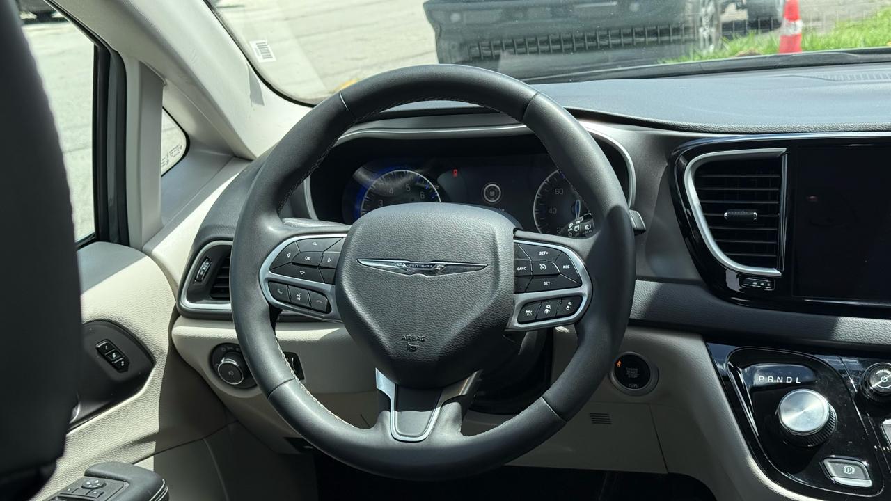 Chrysler Pacifica Touring L FWD 2023