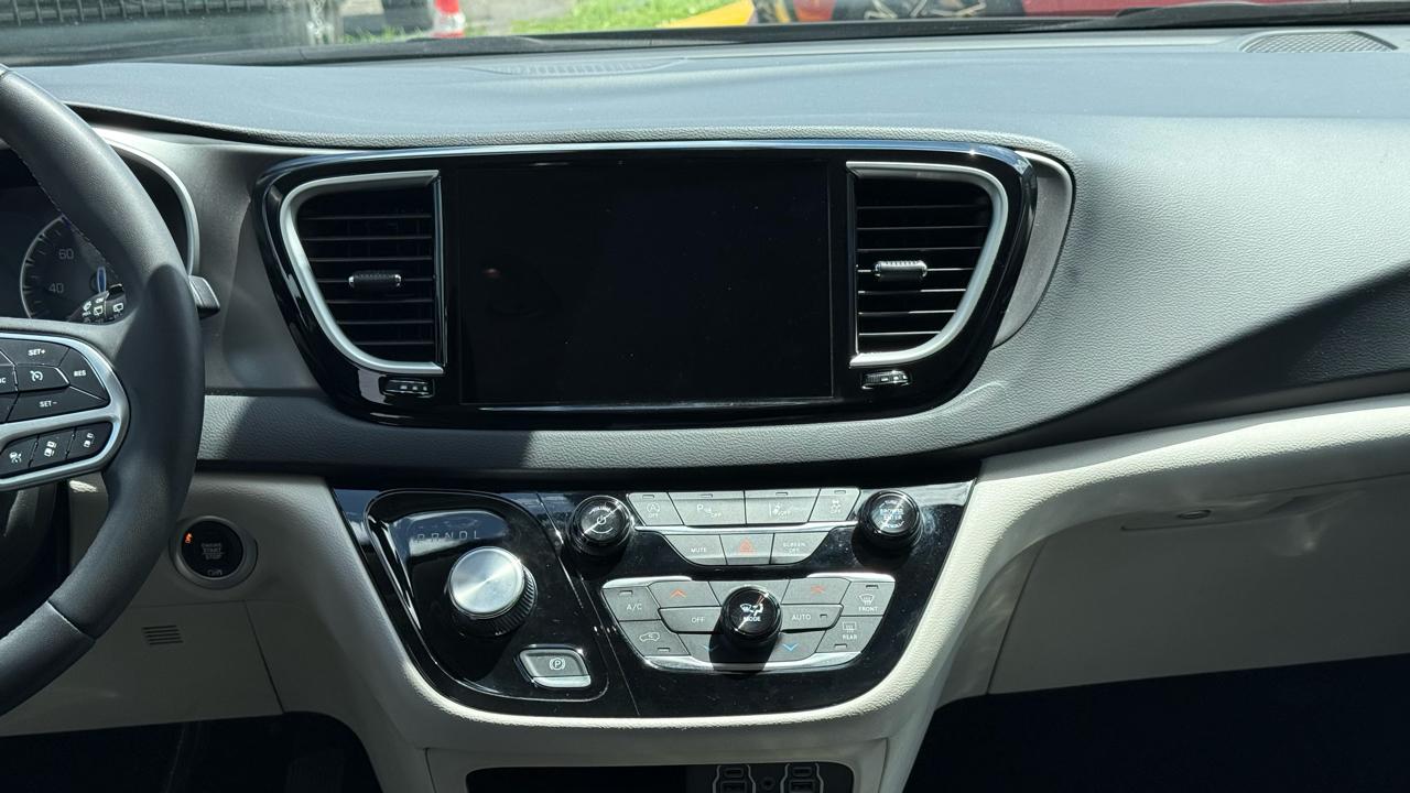 Chrysler Pacifica Touring L FWD 2023