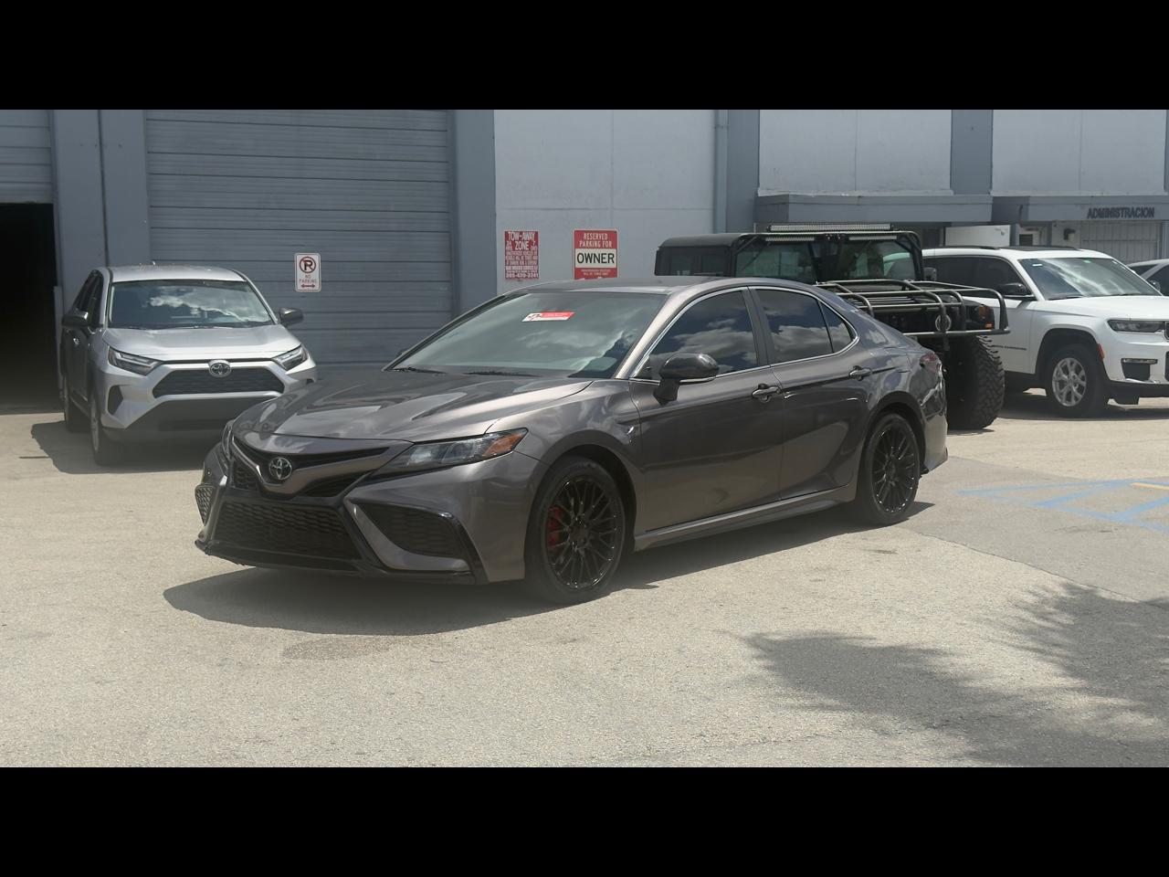Toyota Camry Hybrid SE Nightshade CVT (Natl) 2023
