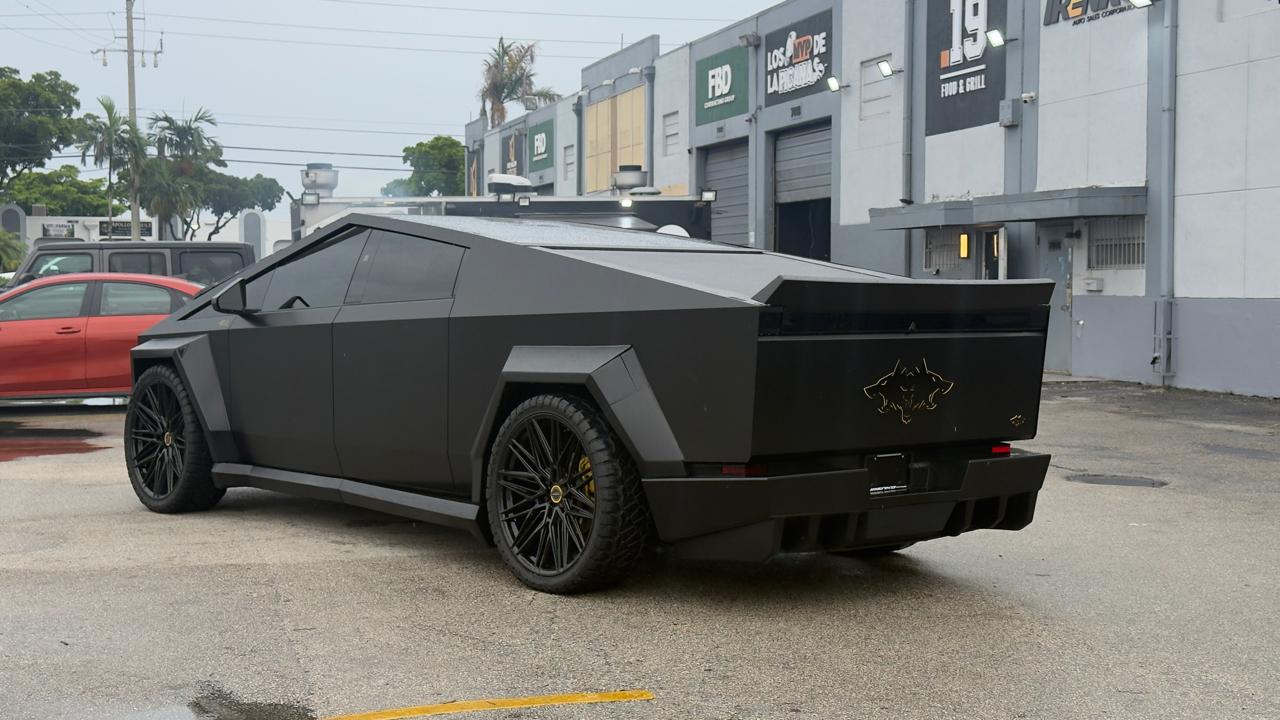 Tesla Cybertruck Cyberbeast AWD 2024