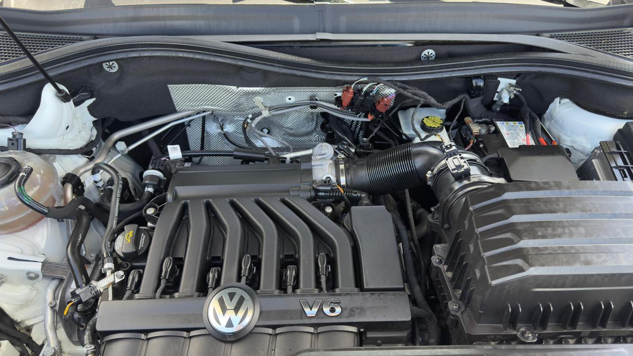 Volkswagen Atlas Cross Sport 3.6L V6 SE w/Technology R-Line FWD 2021
