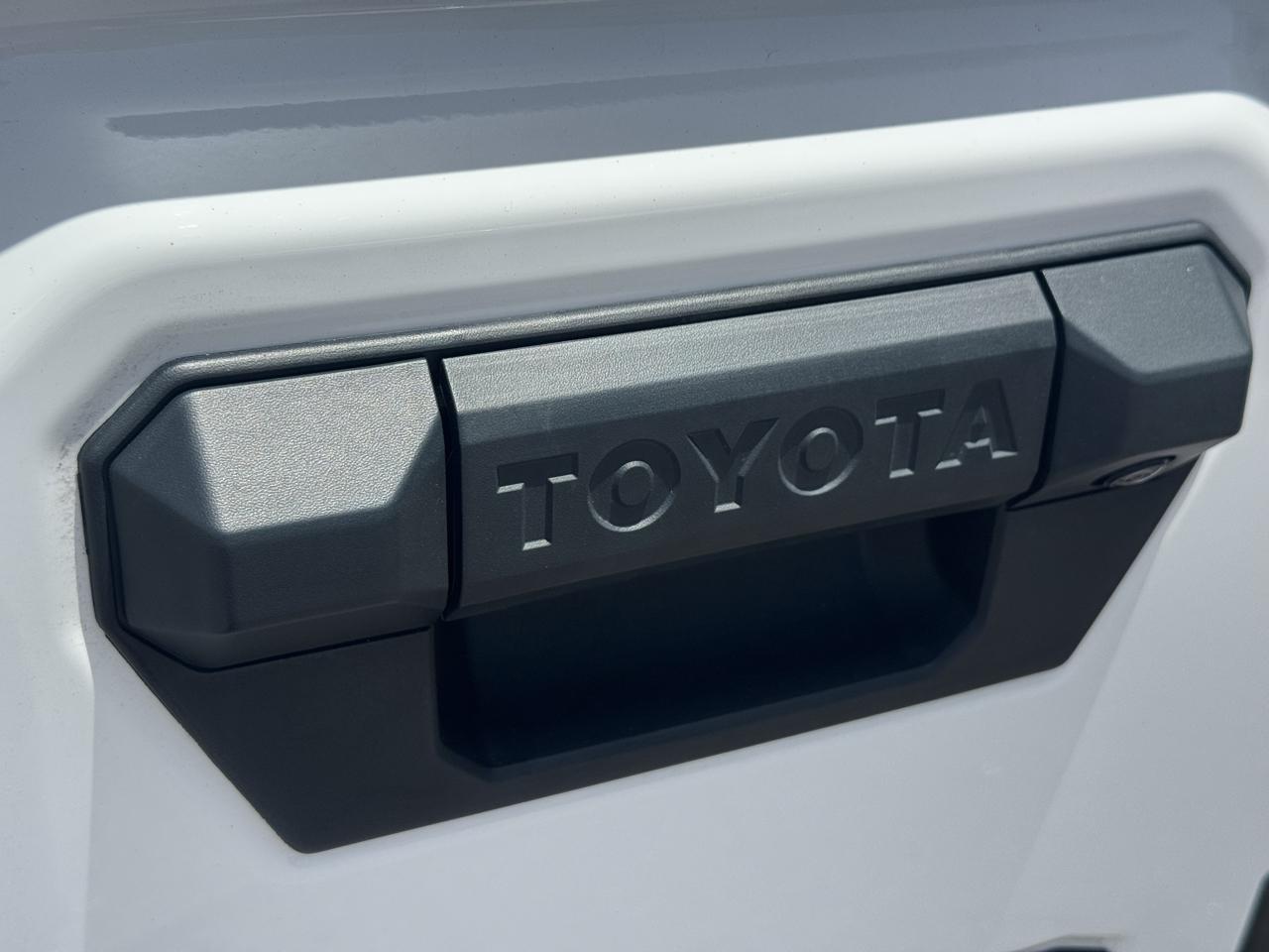 Toyota Tacoma 2WD SR5 Double Cab 5' Bed I4 AT (Natl) 2020