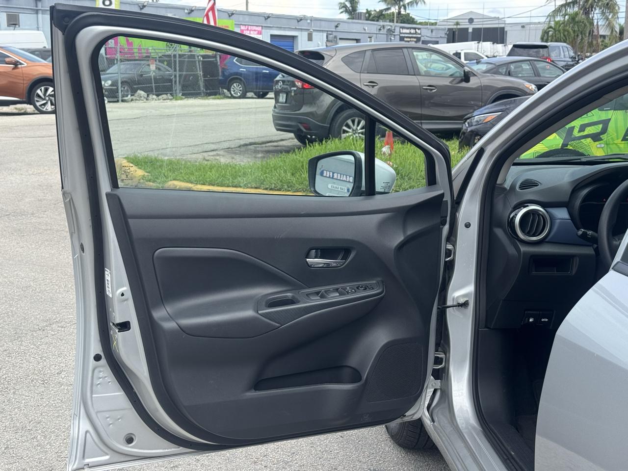 Nissan Versa SV CVT 2025