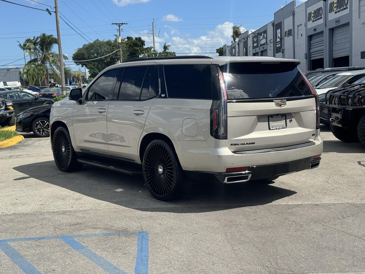 Cadillac Escalade 4WD 4dr Luxury 2023