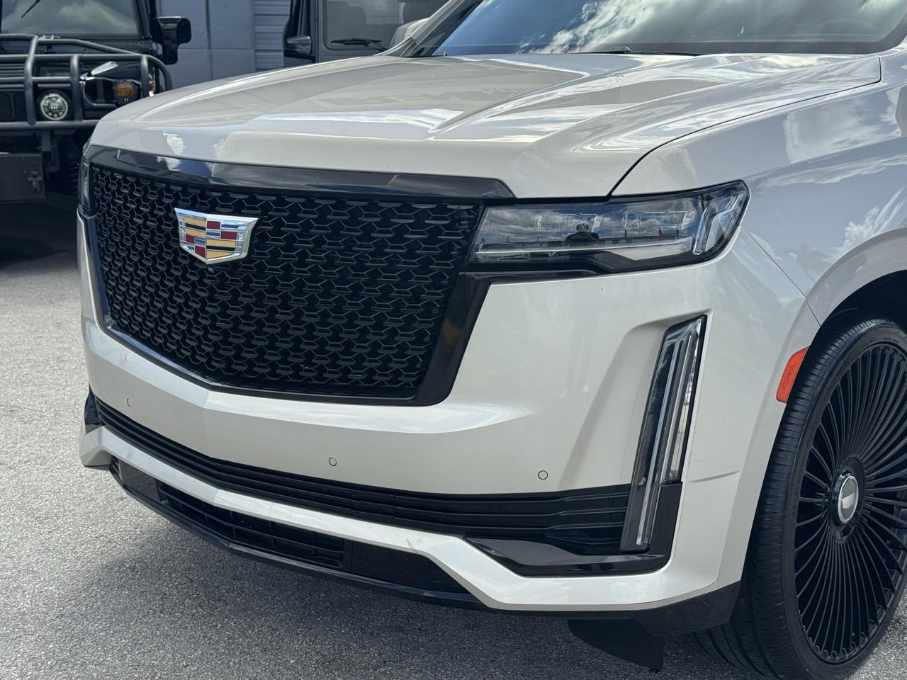 Cadillac Escalade 4WD 4dr Luxury 2023