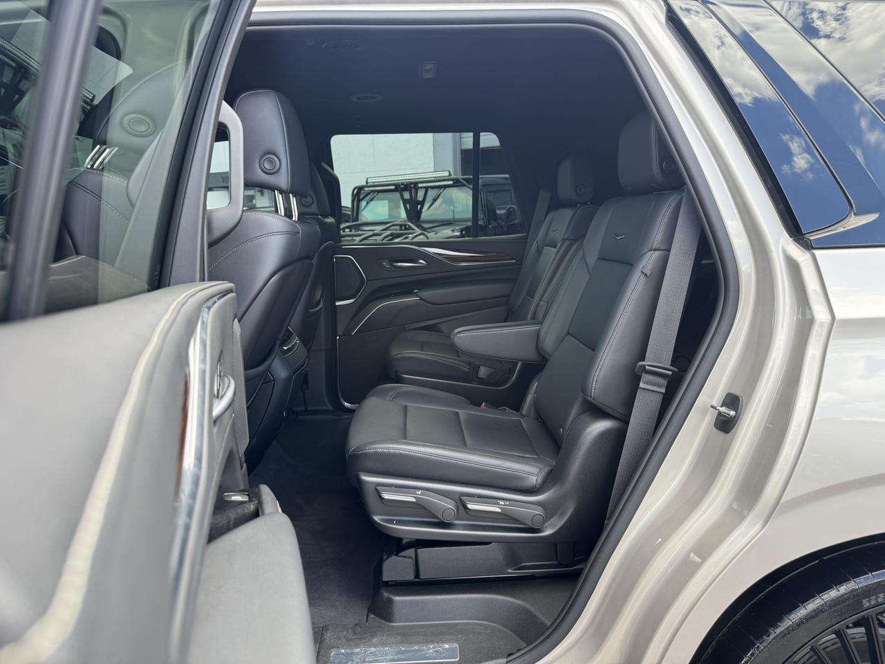 Cadillac Escalade 4WD 4dr Luxury 2023