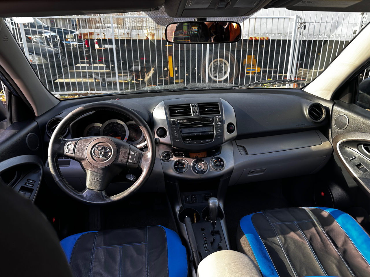 Toyota RAV4 FWD 4dr V6 5-Spd AT Ltd (Natl) 2010