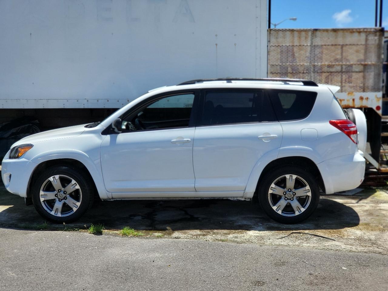 Toyota RAV4 FWD 4dr 4-cyl 4-Spd AT Sport (Natl) 2011